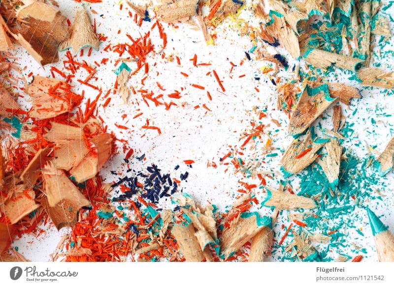 Platz für Kreativität Kunst liegen Farbstift Holz Strukturen & Formen Krümel dreckig Farbe streichen malen türkis orange Papier Kindergarten Anspitzer Spitze