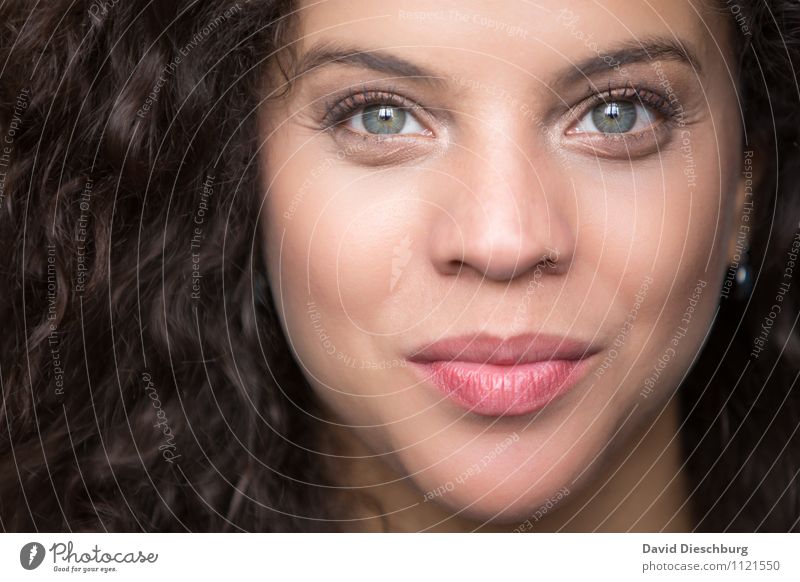 . feminin Junge Frau Jugendliche Erwachsene Haut Kopf Haare & Frisuren Gesicht Auge Nase Mund Lippen 1 Mensch 18-30 Jahre brünett langhaarig Locken dünn