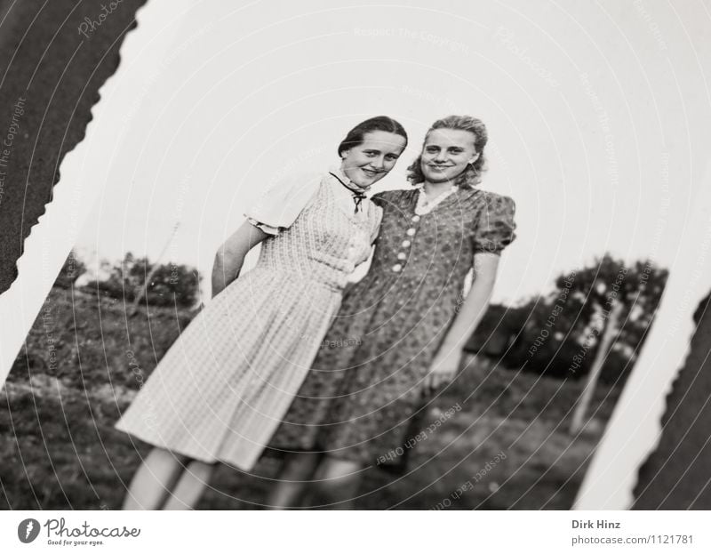 ... schick gemacht! Mensch Mädchen Geschwister Kindheit Jugendliche 2 13-18 Jahre alt Gefühle Stimmung Freude Glück Vertrauen Bild-im-Bild Fotografie antik