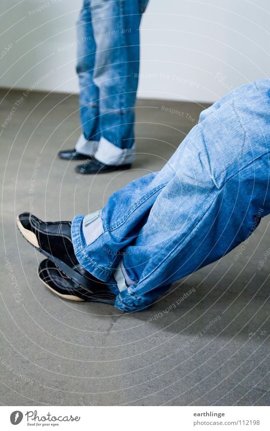 Double Denim Beton stehen ausgestreckt Schuhe Erholung einzigartig verwaschen Hose grau Querformat Farbfoto Arbeiter Vordergrund Hintergrundbild Jugendliche