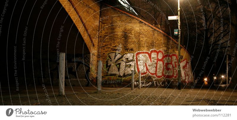 S-Bahn-Sprayer Wand bemalt Backstein Bürgersteig Einsamkeit Verbote Brücke graffity grafity night Berlin Pfosten tunner nightfever angeschmiert