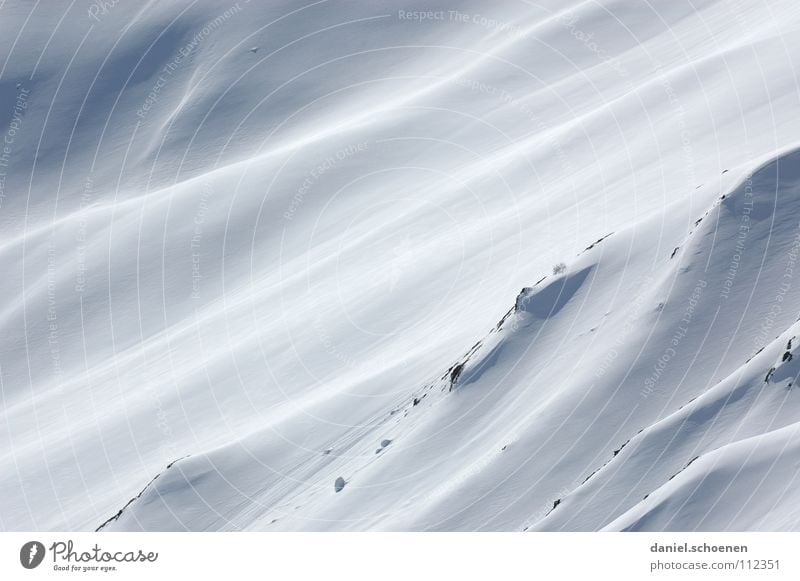 das Herz schlägt höher weiß Hintergrundbild Pulver Pulverschnee Tiefschnee Gletscher Skitour Gipfel Bergsteigen wandern Schweiz Winter Spuren Berghang