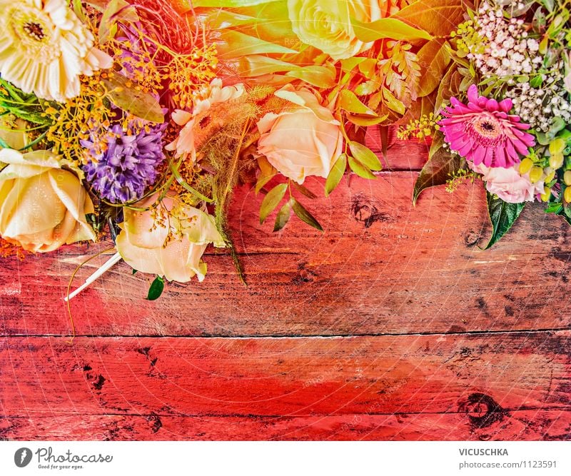 Sommer Blumen auf rotem Holztisch Stil Design Freizeit & Hobby Haus Garten Dekoration & Verzierung Tisch Feste & Feiern Valentinstag Muttertag Geburtstag Natur