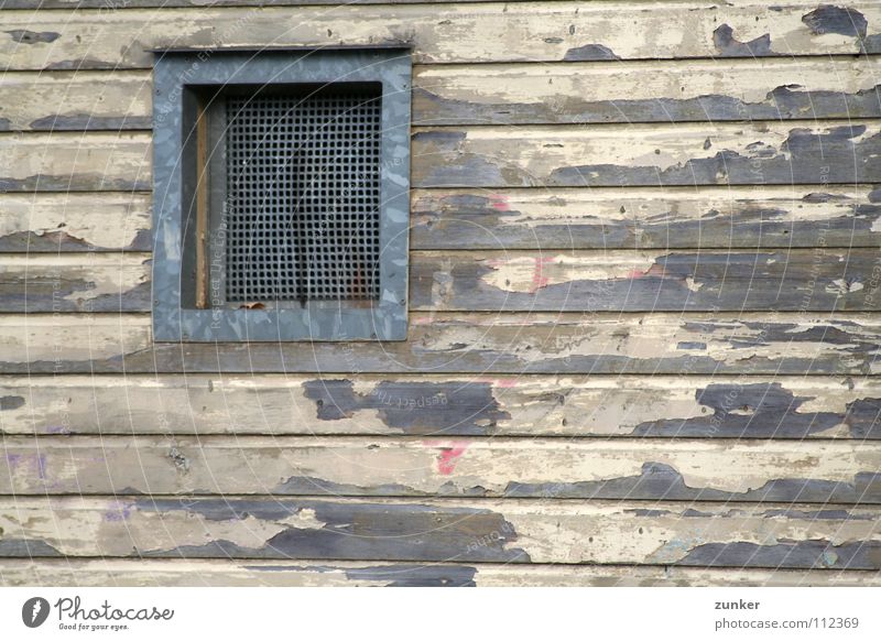 Abgeblättert Holz Fenster Haus Wand kaputt abblättern verfallen Farbe alt Rott Rahmen Holzbrett