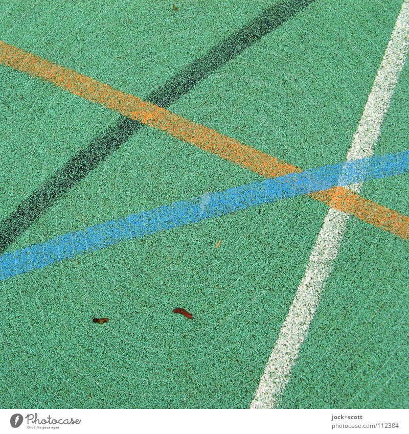 DJK Linie kreuzen Spielfeld Treffpunkt gebraucht Linienstärke Oberfläche Bodenbelag Kurve Achse Bogen abstrakt Detailaufnahme Strukturen & Formen