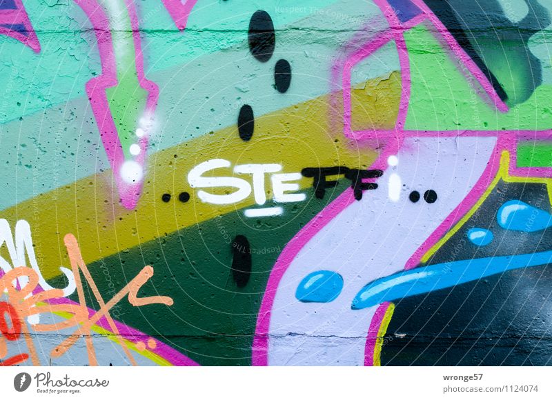 ..STEFFI.. Mauer Wand Beton Schriftzeichen Graffiti Stadt mehrfarbig Betonmauer Name Farbfoto Außenaufnahme Nahaufnahme Menschenleer Textfreiraum links