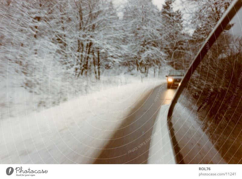 Snowcars Winter kalt Licht Wald PKW Schnee Eis Straße Verfolgung