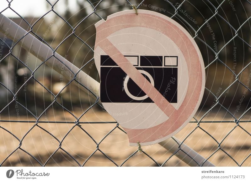 Kaputtes Schild "Fotografieren verboten" an Maschendrahtzaun Industrie Baustelle Zaun Metall Hinweisschild Warnschild alt hässlich kaputt trist Ende