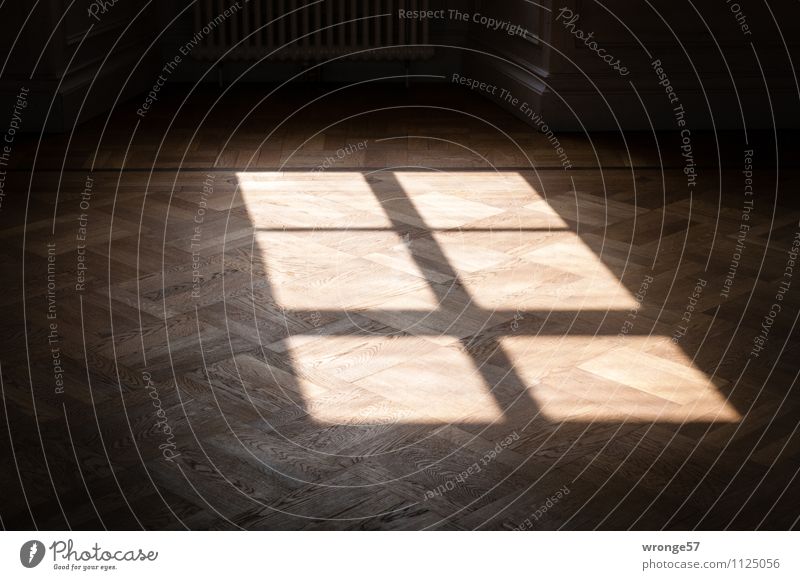 Schattenkreuz | Schatten eines Fensterkreuzes auf einem Parkettboden Bodenbelag Kreuz dunkel eckig hell braun schwarz Licht Kontrast Raum Farbfoto