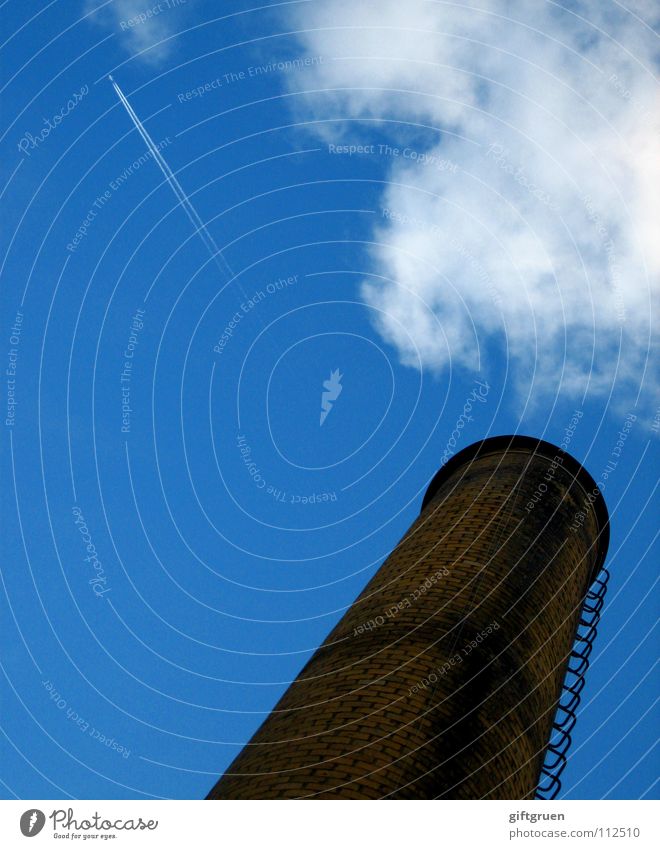 rauchzeichen & linienführung Wolken Kondensstreifen Linie Rauchzeichen schlechtes Wetter hoch Hochhaus Geschwindigkeit Industrie Himmel Luftverkehr Schornstein