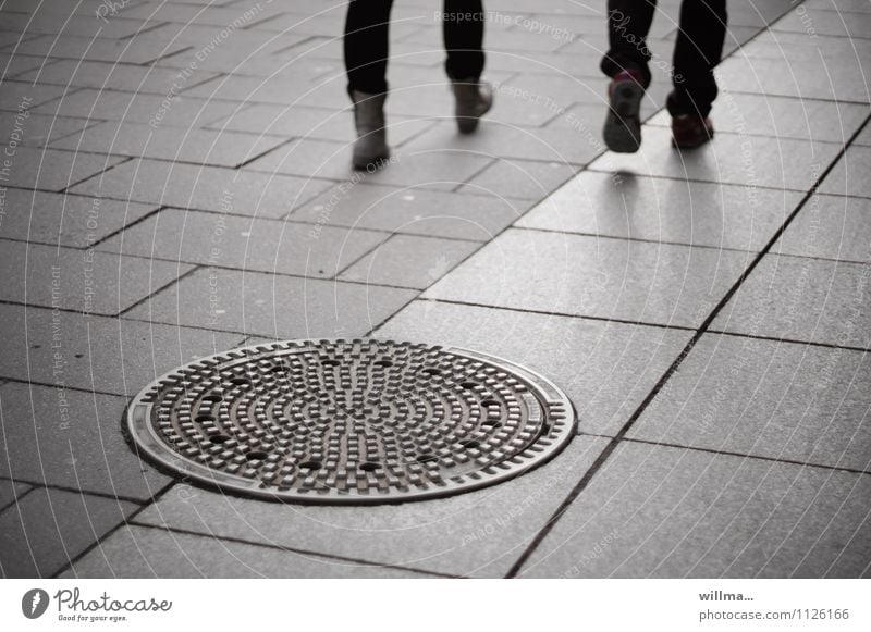zu zweit allein unterwegs Gully gehen trist Stadt grau Bodenplatten Beine Freundschaft anonym nebeneinander Menschen Stadtleben Füße Fußgängerzone urban Paar
