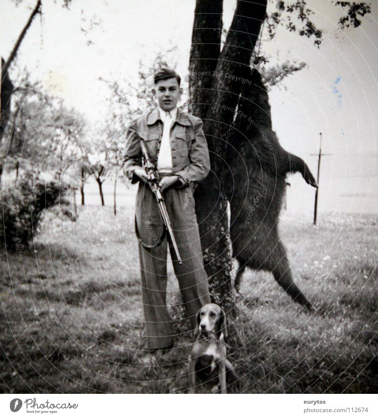 die Sau ist tot... Jäger Hund Jagdhund Wildschwein schwarz weiß Schwarzweißfoto Baum Wiese Fünfziger Jahre Sechziger Jahre Nostalgie old-school schick Anzug