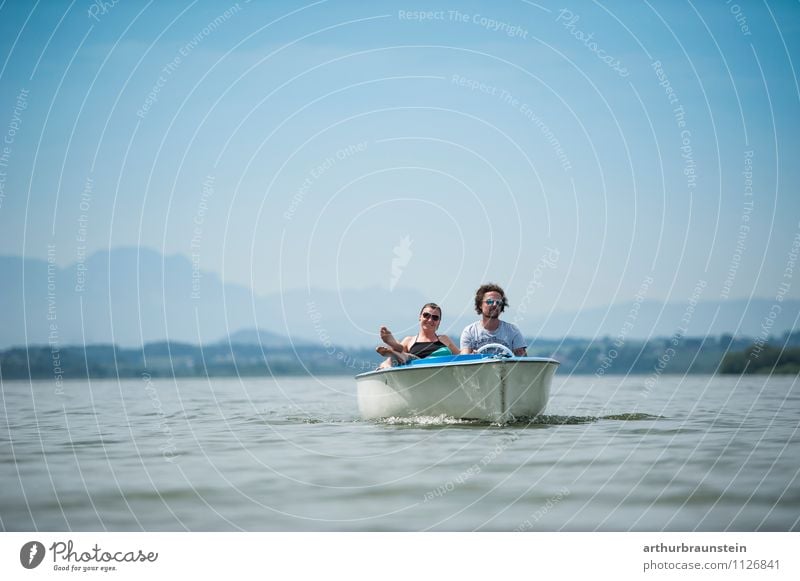 Junges Pärchen fährt gemütlich mit Elektroboot am See Freizeit & Hobby Ferien & Urlaub & Reisen Tourismus Ausflug Sommer Sommerurlaub Wassersport Mensch