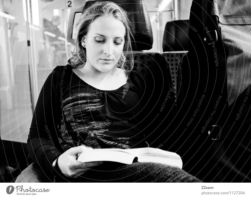 Leseratte Freizeit & Hobby lesen Ausflug feminin Junge Frau Jugendliche 18-30 Jahre Erwachsene Kultur Alpen Verkehrsmittel Bahnfahren Pullover Piercing blond