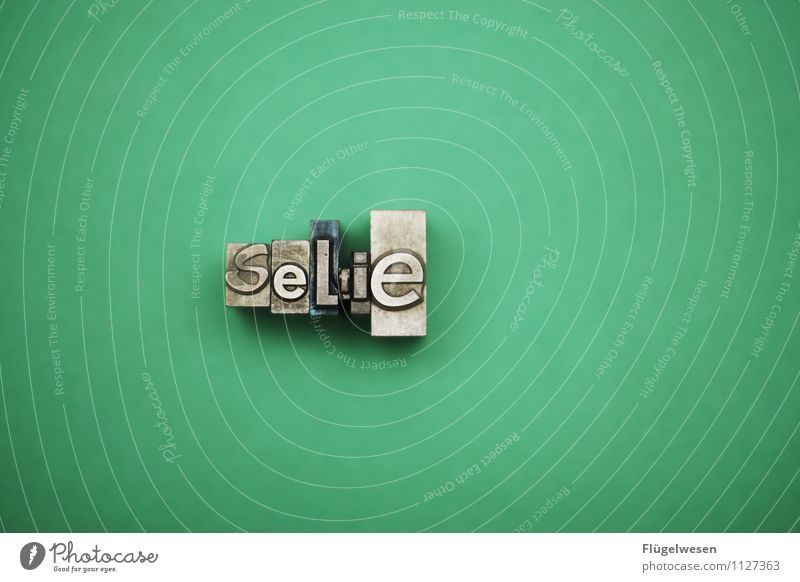 Der Tod der Fotografie Metall grün Bleistift Bleisatzkasten Buchstaben Selfie Fotokamera Fotografieren Fotostudio Selbstportrait eitel egoistisch Ego