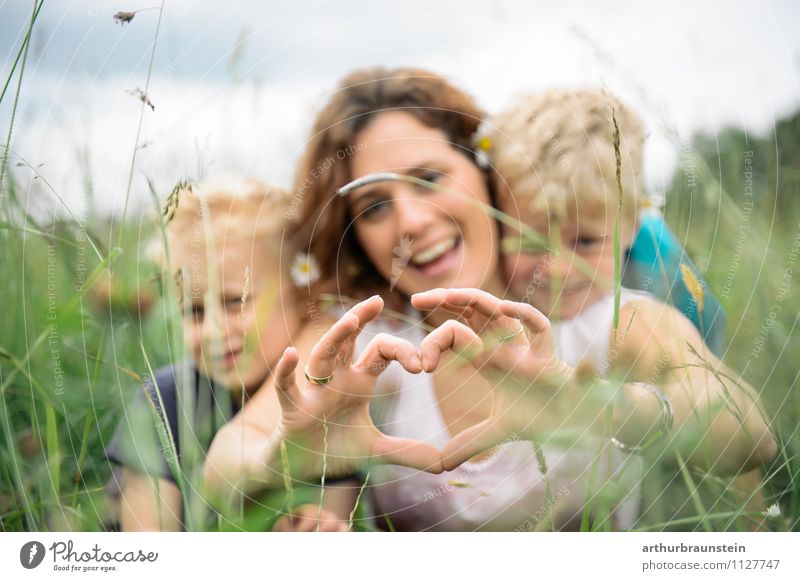 Junge Mutter formt Herz mit ihren Kindern im hohen Gras Freude Freizeit & Hobby Spielen Ausflug Freiheit Garten Muttertag Vatertag Kindererziehung Mensch