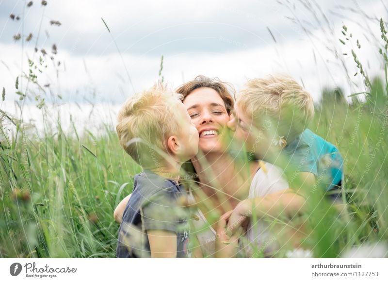 Kinder küssen ihre geliebte lächelnde Mama im hohen Gras Glück Freizeit & Hobby Ferien & Urlaub & Reisen Ausflug Sommer Muttertag Mensch maskulin feminin Junge