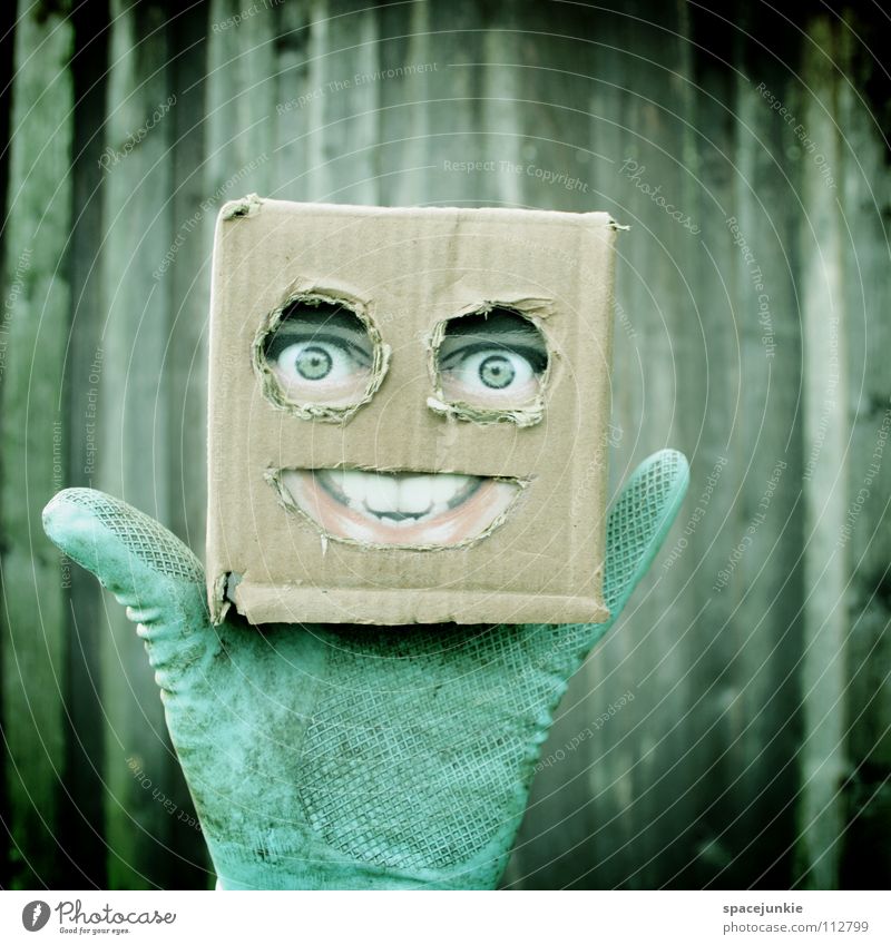Living in a box Mann Karton skurril Humor Wand Freak Quadrat Holz Handschuhe Handpuppe Freude Gesicht Maske Versteck verstecken Quadratschädel