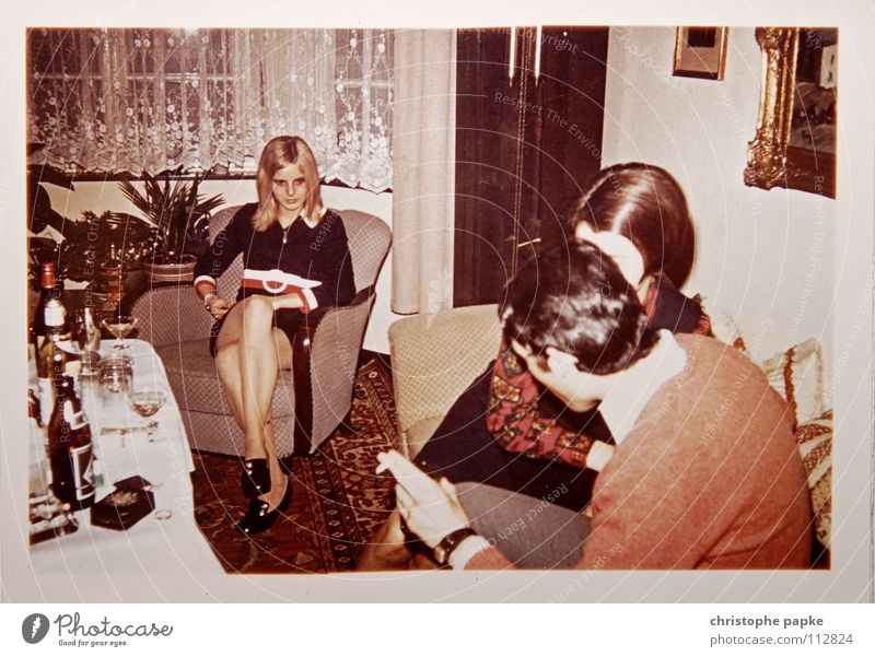 Gelangweilt Frau Siebziger Jahre retro Sessel Teppich Biedermeier Spießer blond Schuhe Wohnzimmer Bierflasche Langeweile Menschengruppe 1970 Hippie Scan