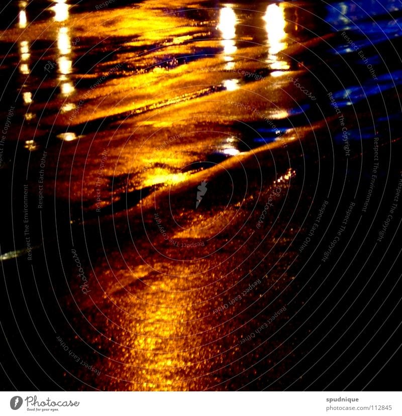 Abendrot Licht Reflexion & Spiegelung Nacht Pfütze kalt schwarz Oberfläche Asphalt ruhig Einsamkeit Verkehrswege Herbst schön Straße Regen Wasser blau orange