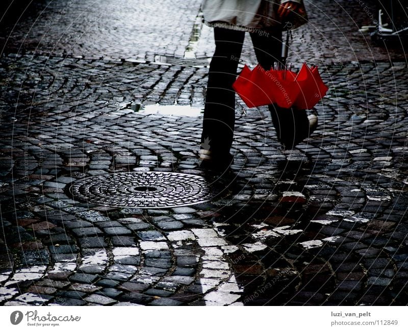 ... nach dem Regen Regenschirm Stadt dunkel nass Kopfsteinpflaster gehen rot Außenaufnahme Frau Verkehrswege Glätte Reflexion & Spiegelung Straße Spaziergang