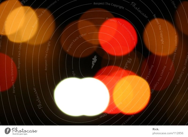 .Trunkenheit Licht rot schwarz rund Kreis Verkehr dunkel Ladengeschäft blenden Unschärfe Alkoholisiert Ferne Fahrzeug Spirituosen Konzentration red black round