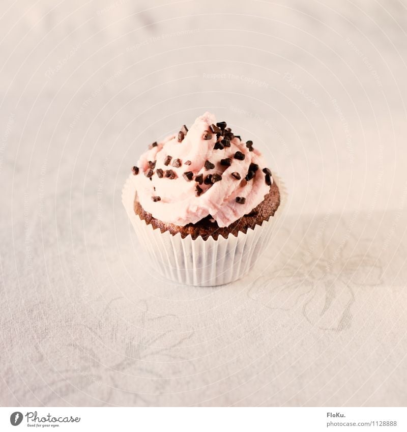 kleine Torte Lebensmittel Kuchen Dessert Ernährung Kaffeetrinken lecker süß rosa weiß Cupcake Muffin Kalorienreich Zucker Sahne Schokolade Schokoladenstreusel