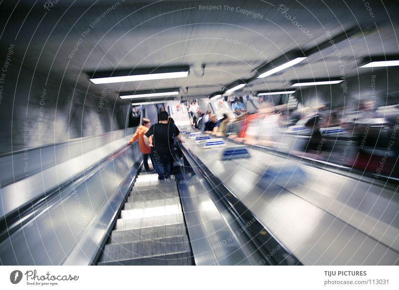 Underground Zoom U-Bahn London Underground Rolltreppe gleiten Bahnhof Untergundbahn Menschen stehen warten Dynamik Wusch Wuuusch