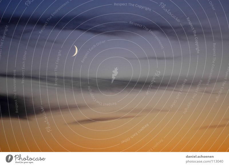 Halbmond Nacht Sonnenuntergang Cirrus weiß Wolken Sauberkeit Luft gelb kalt Hintergrundbild dunkel Himmelskörper & Weltall Mond Farbe Klima Wetter Klarheit blau
