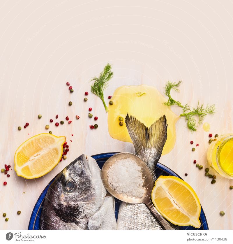 Dorado Fisch mit Öl und Zitrone Lebensmittel Frucht Kräuter & Gewürze Ernährung Mittagessen Abendessen Festessen Bioprodukte Vegetarische Ernährung Diät Teller