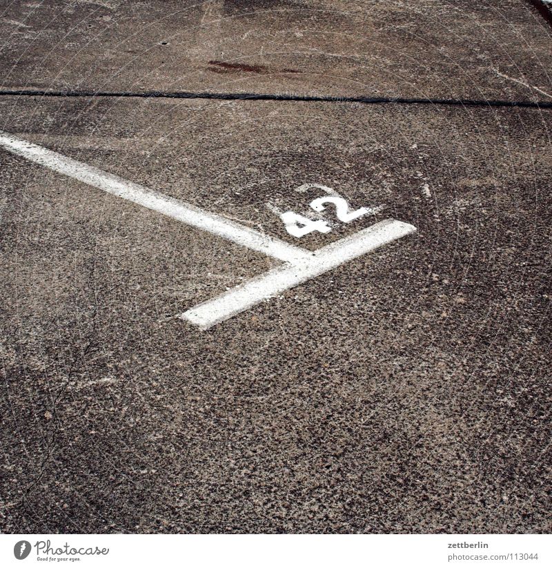 42 Parkplatz Streifen Ziffern & Zahlen Beton Asphalt Fahrbahn Straßenbelag Antwort Verkehrswege Schilder & Markierungen parkplatzmarkierung Ecke numerierung