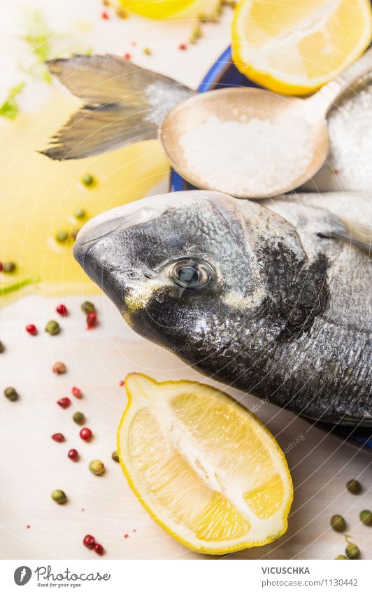 Dorado Fisch mit Zutaten für Kochen Lebensmittel Frucht Kräuter & Gewürze Öl Ernährung Mittagessen Abendessen Festessen Bioprodukte Vegetarische Ernährung Diät