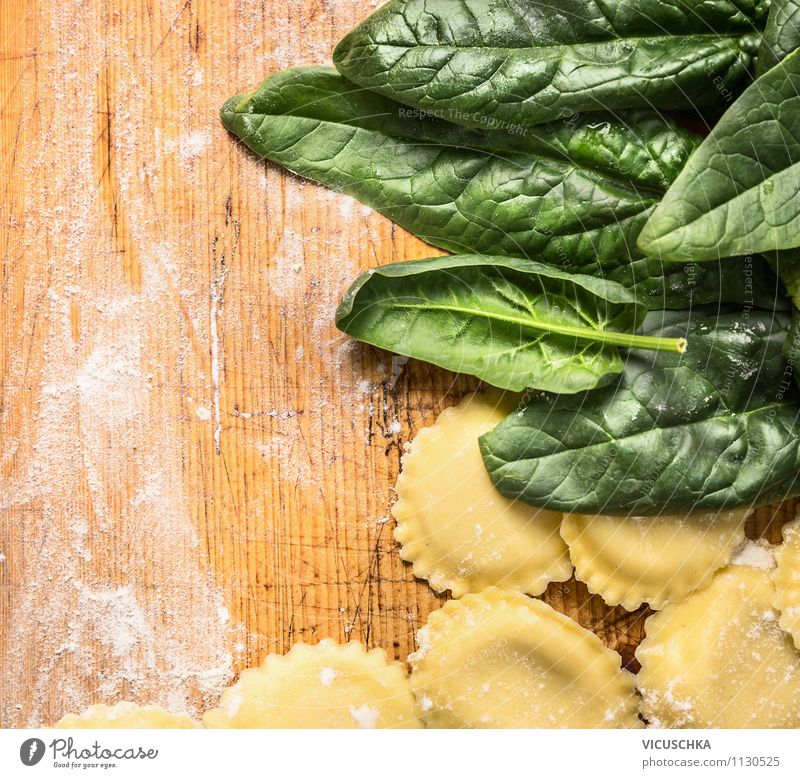 Ravioli mit Spinat Lebensmittel Gemüse Ernährung Mittagessen Abendessen Festessen Bioprodukte Vegetarische Ernährung Diät Italienische Küche Stil Design