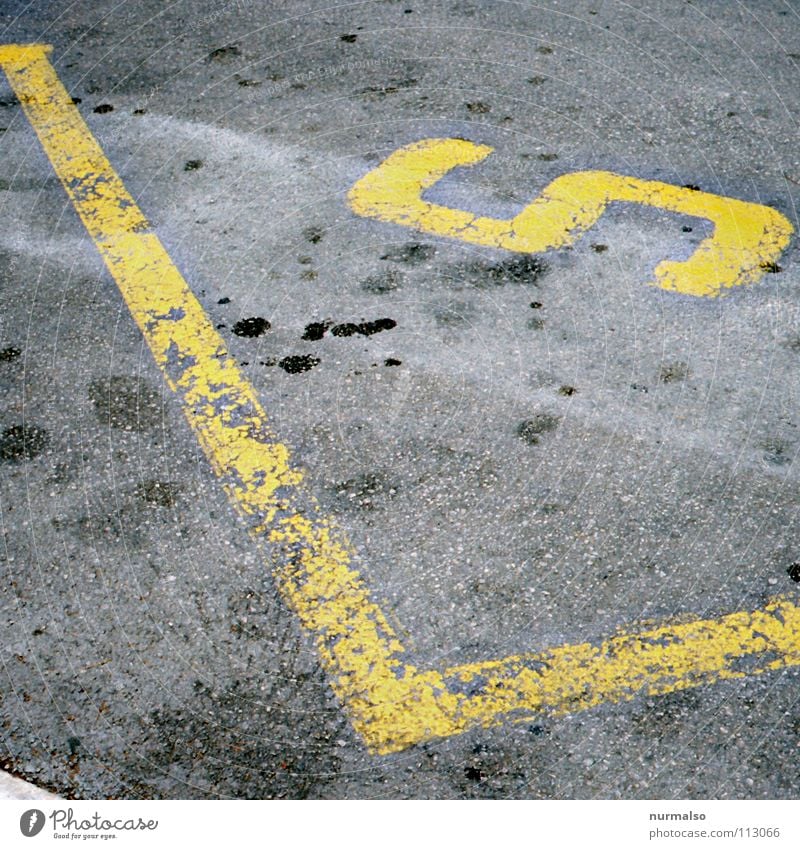 richtig S Platz Parkplatz Verbote sichtbar Asphalt Schrott gelb Streifen unten Halt stoppen Verkehrswege Kommunizieren obskur Straße Schilder & Markierungen