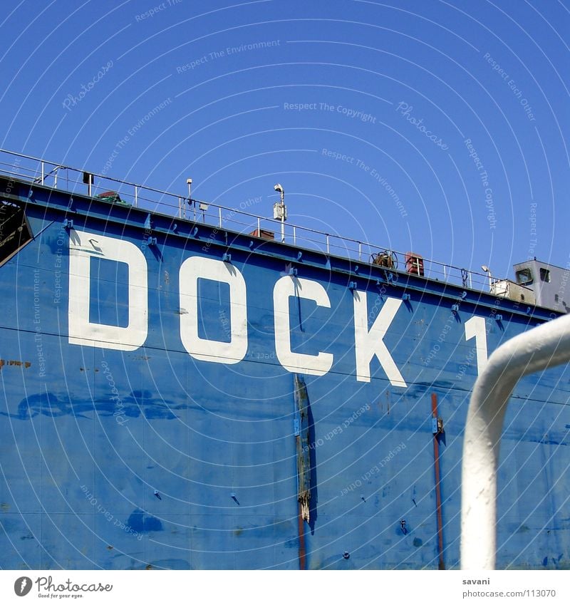 Dock 1 im Hamburger Hafen Himmel Wolkenloser Himmel Schönes Wetter Fluss Mauer Wand Schifffahrt Wasserfahrzeug Schriftzeichen blau weiß Elbe Industriefotografie