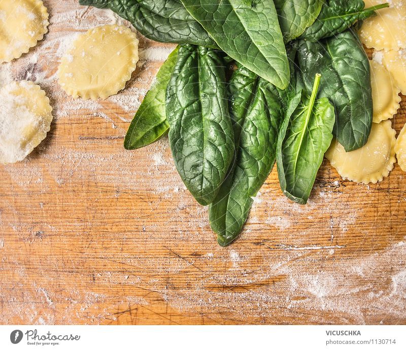 Ravioli mit Spinat machen Lebensmittel Gemüse Salat Salatbeilage Teigwaren Backwaren Kräuter & Gewürze Ernährung Mittagessen Bioprodukte Vegetarische Ernährung