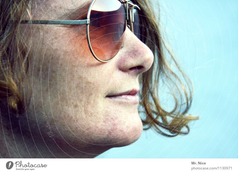 ich, roque ! Lifestyle feminin Frau Erwachsene Haut Haare & Frisuren Gesicht Auge Nase Mund Sonnenbrille Locken beobachten Coolness trendy Lebensfreude