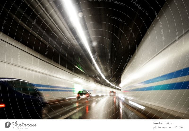Auf der Jagd nach der verlorenen Zeit II Eile Tunnel Autobahn Schweiz fahren Rücklicht Fahrzeug überholen Mittelstreifen Verkehr Pendler Autofahrer heimwärts