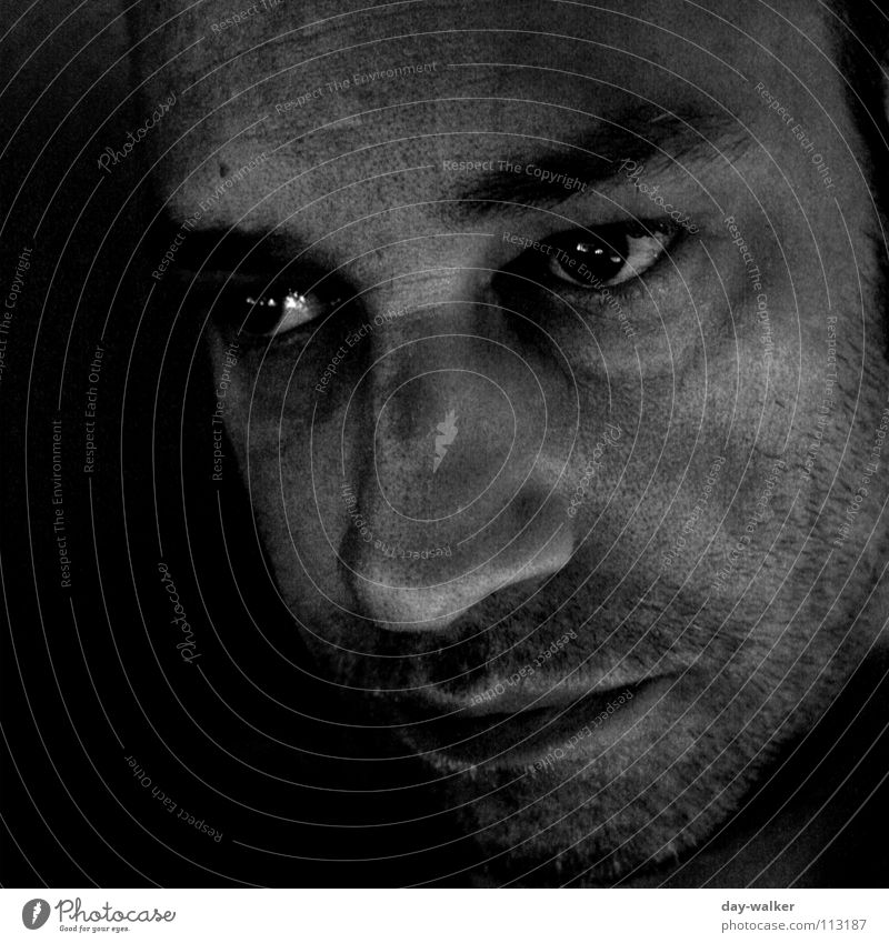 Nachdenklich Mann Porträt dunkel Belichtung Stimmung Gesichtsausdruck Denken Schwarzweißfoto selbstportait Mensch Schatten Auge Blick Kontrast
