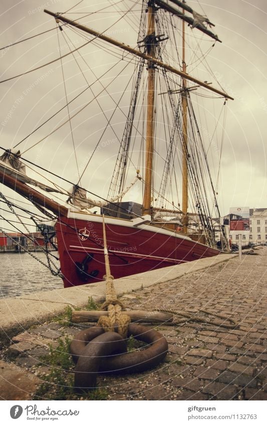 Boot Hafen Tau Ankerring Außenaufnahme Seil maritim Schifffahrt Menschenleer Nahaufnahme Farbfoto Wasser Festmacherleine Detailaufnahme Mast Segelboot Segeln