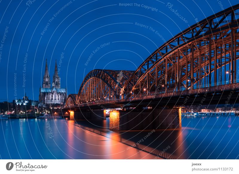 688,5 Köln Stadt Dom Brücke Bauwerk Gebäude Architektur Sehenswürdigkeit Kölner Dom alt blau braun Hohenzollernbrücke Farbfoto mehrfarbig Außenaufnahme Abend
