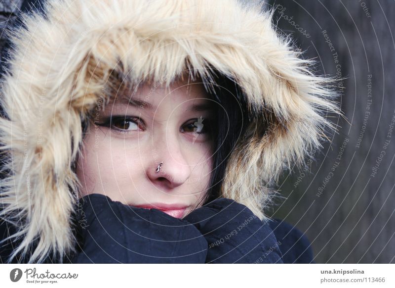 winter Gesundheit Winter Junge Frau Jugendliche Erwachsene Eis Frost Mantel Piercing Handschuhe schwarzhaarig frieren kalt braun Kapuze verpackt Pelzkragen