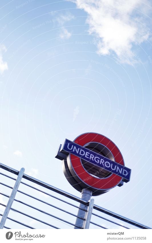 Under The Ground. Kunst ästhetisch London London Underground Verkehrsschild Hinweisschild Geländer Blauer Himmel Großbritannien Symbole & Metaphern Wahrzeichen