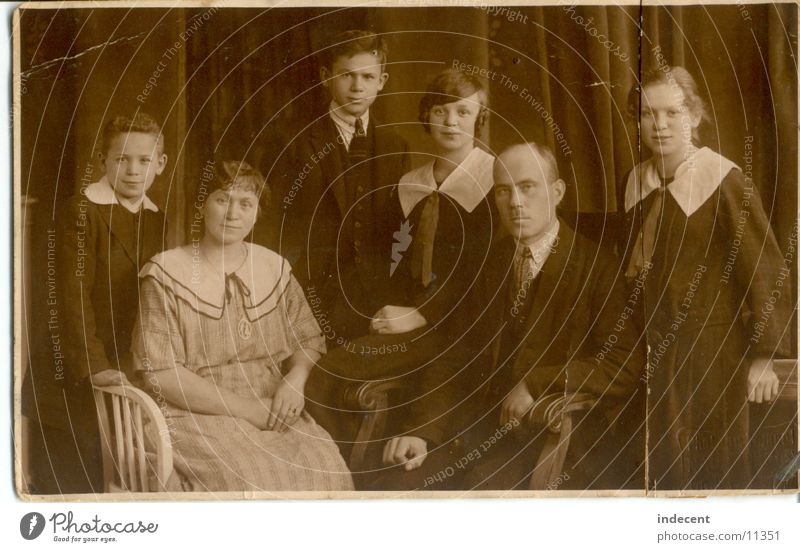 1920 Porträt Zwanziger Jahre Familie & Verwandtschaft Mädchen Vater Mutter Geschwister Menschengruppe alt Schwarzweißfoto Junge Eltern