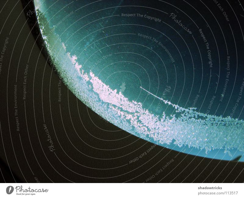 Eis am Flugzeugfenster kalt grün türkis Raumfahrt Apollon Strahlung Licht weiß Eiszapfen Eiskristall Fenster Luftverkehr Kristallstrukturen Himmel blau UFO