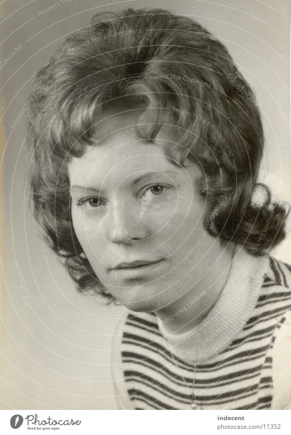 In jungen Jahren Siebziger Jahre Kurzhaarschnitt Porträt Frau 1973 Schwarzweißfoto Kind