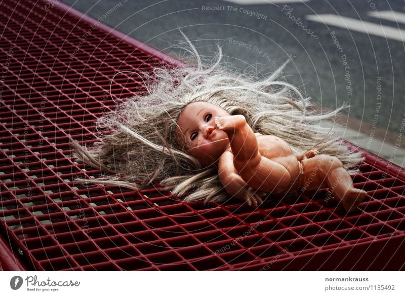 Jeanny Spielzeug Puppe liegen Mitgefühl Traurigkeit Schmerz Angst Entsetzen Endzeitstimmung nackt Trauer jeanny abgelegen puppenhaare vergessen ohne kleider