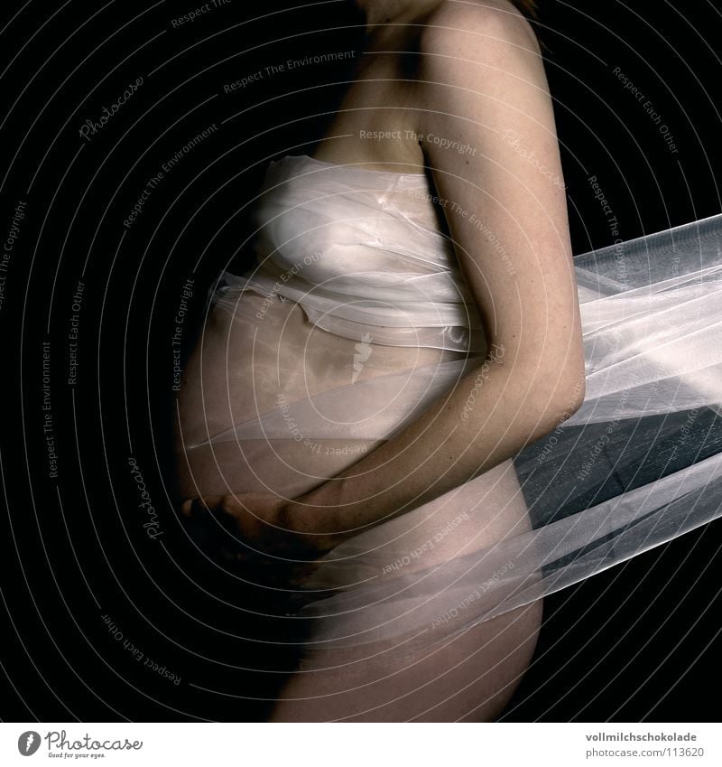 Es wird ein ... schwanger Frau weiß schwarz dunkel Orangenhaut Falte rosa Brustwarze Hand schützend Geburt Akt Bauch Hinterteil Arme Tuch hell Kontrast Hals
