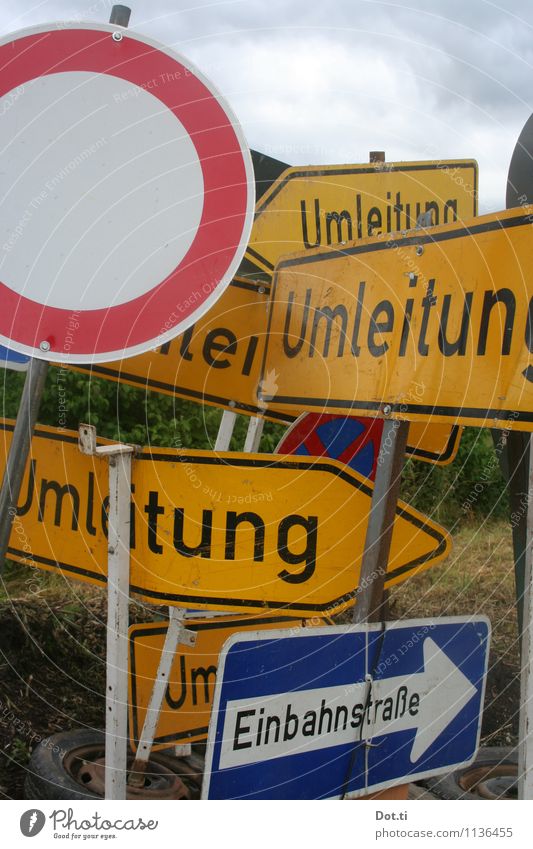 Wegfindungsstörung Verkehr Metall Zeichen Schriftzeichen Hinweisschild Warnschild Verkehrszeichen blau gelb rot weiß chaotisch Irritation durcheinander Richtung