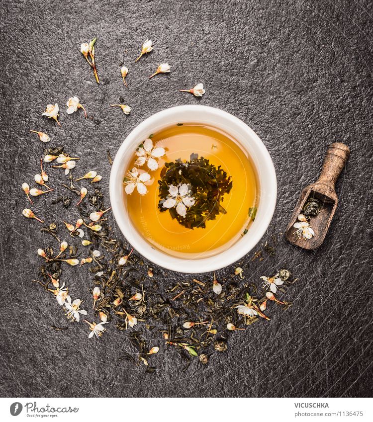 Tasse mit grüner Jasmin Tee auf schwarzem Hintergrund Lebensmittel Getränk Stil Design Alternativmedizin Gesunde Ernährung Fitness gelb Duft Erholung
